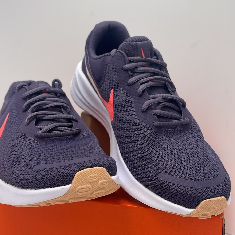 NIKE Men’s REVOLUTION 7
DK RAISIN/CRIMSON TINT-WHITE-HOT PUNCH
Style FB2208-500 - Picture 5 of 16